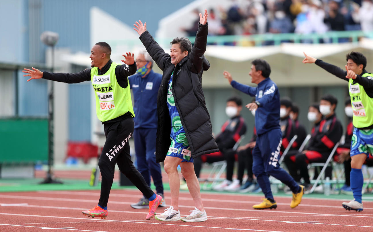 鈴鹿対青森　後半、味方の追加点でベンチから飛び出し喜ぶ鈴鹿カズ（撮影・狩俣裕三）