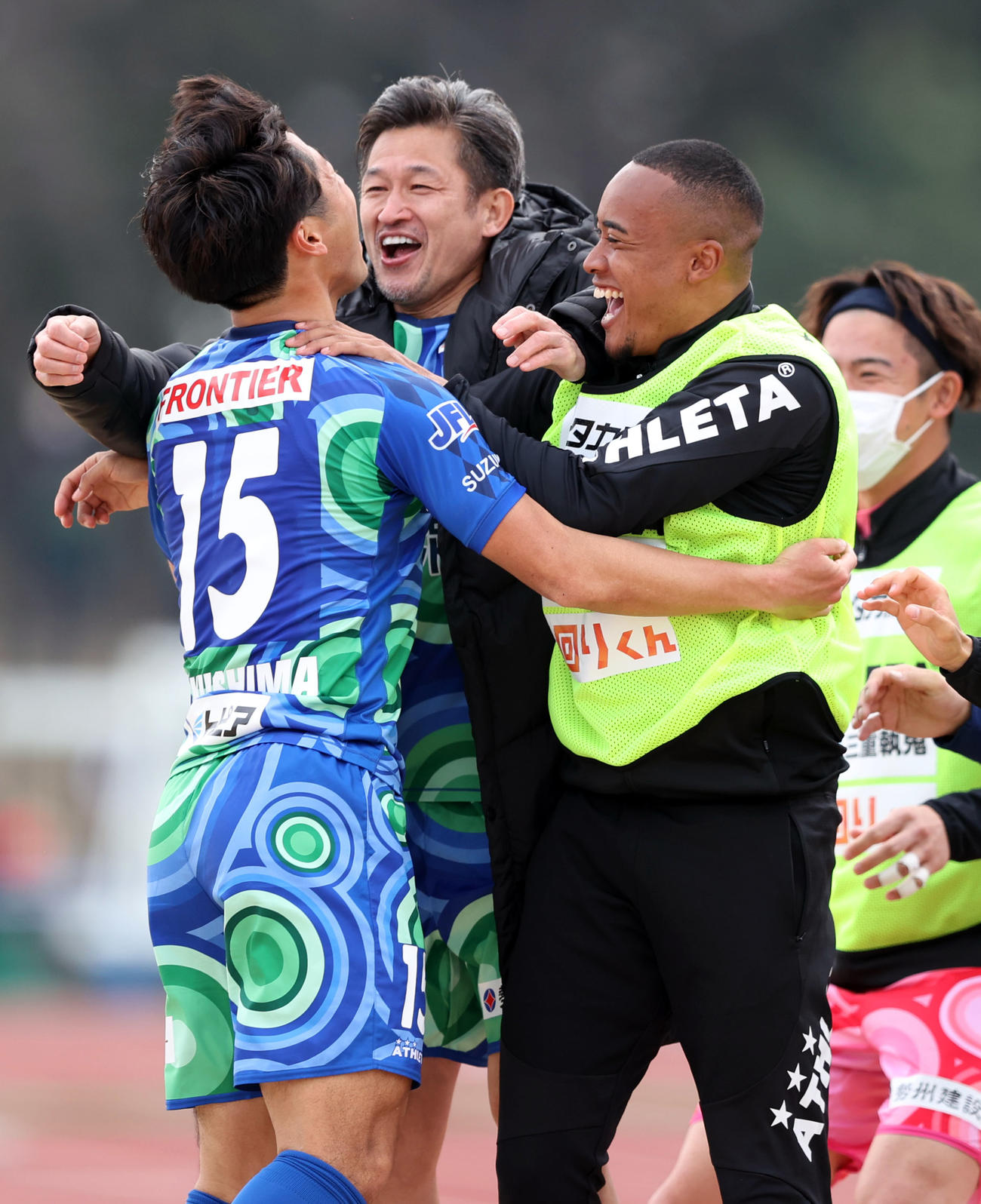 鈴鹿対青森　後半、味方の追加点でベンチから飛び出し喜び合う鈴鹿カズ（中央）（撮影・狩俣裕三）