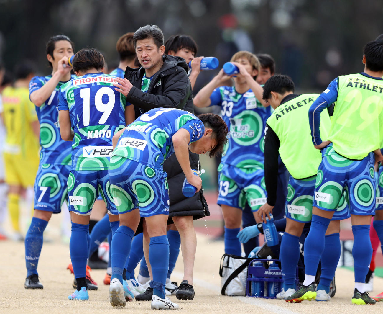 鈴鹿対青森　後半、給水タイムでチームメートを励ます鈴鹿カズ（中央）（撮影・狩俣裕三）
