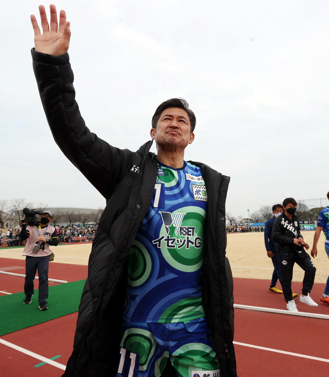 鈴鹿対青森　試合後、サポーターにあいさつする鈴鹿カズ（撮影・狩俣裕三）