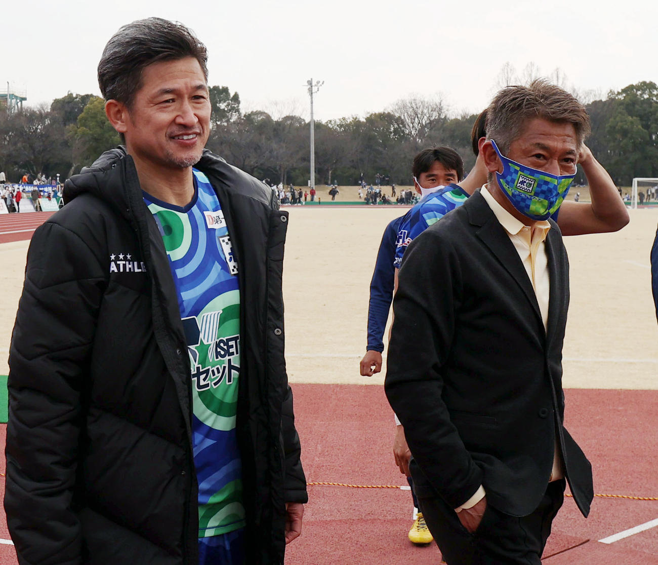 鈴鹿対青森　試合後、いっしょにサポーターへのあいさつに向かう鈴鹿カズ（左）と三浦監督（撮影・狩俣裕三）