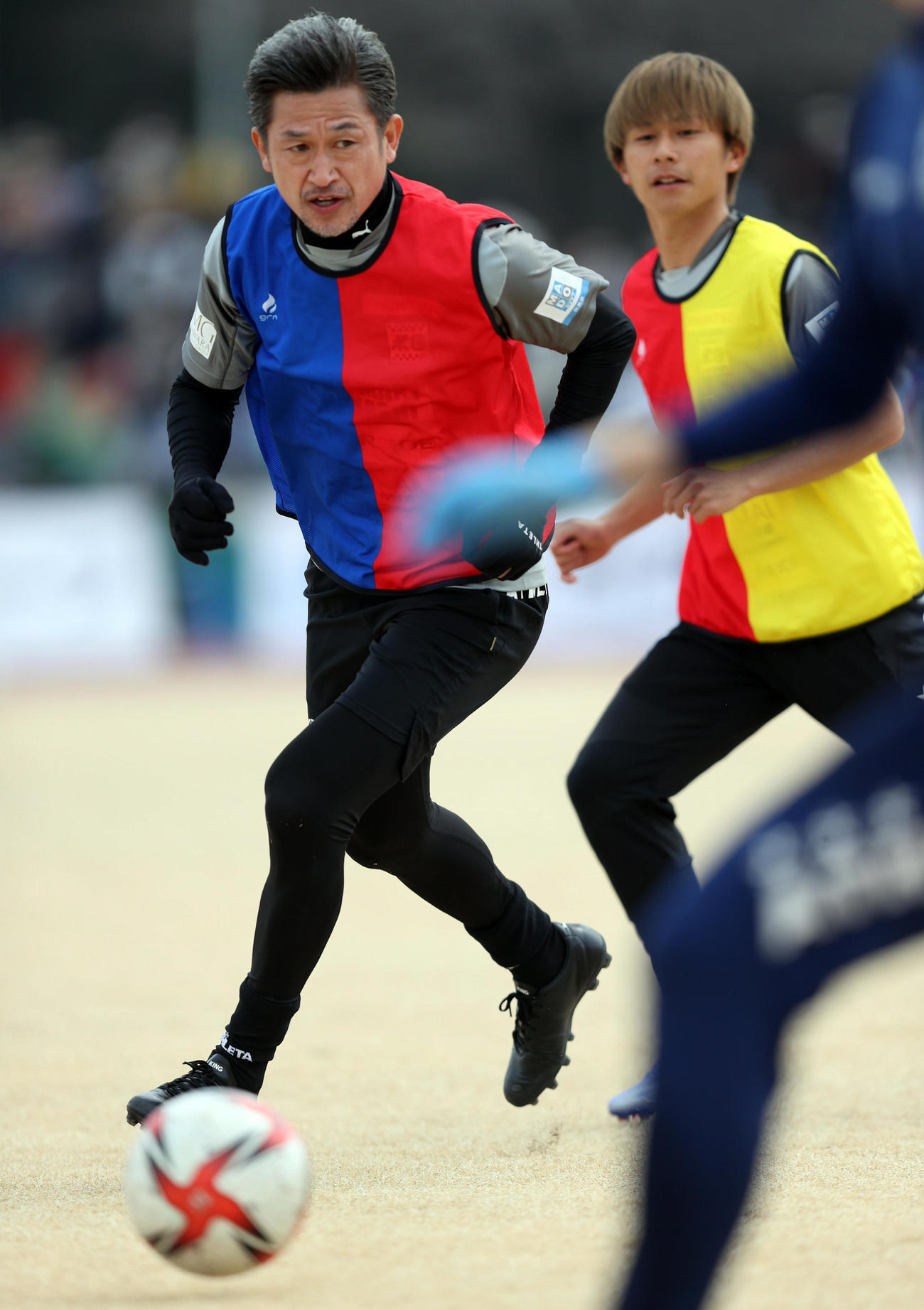 鈴鹿対青森　試合前、ウオーミングアップをする鈴鹿カズ（撮影・狩俣裕三）