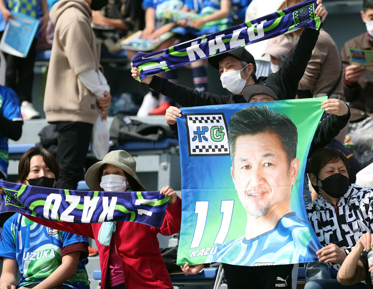 鈴鹿対青森　試合前、盛り上がる鈴鹿サポーター（撮影・狩俣裕三）