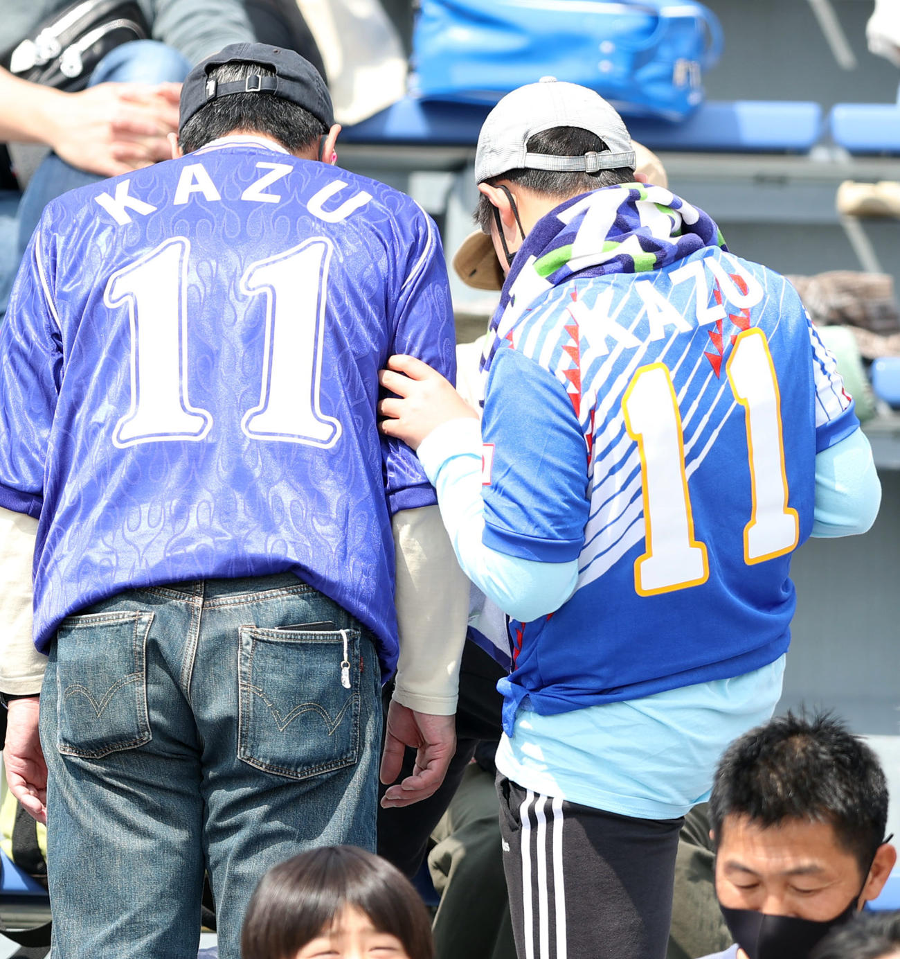 鈴鹿対青森　試合を待つ、日本代表のカズのユニホームを来たサポーター（撮影・狩俣裕三）