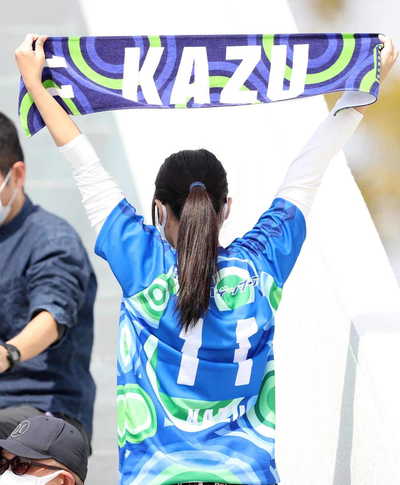 鈴鹿対青森　試合を待つ鈴鹿カズのユニホームを来たサポーター（撮影・狩俣裕三）