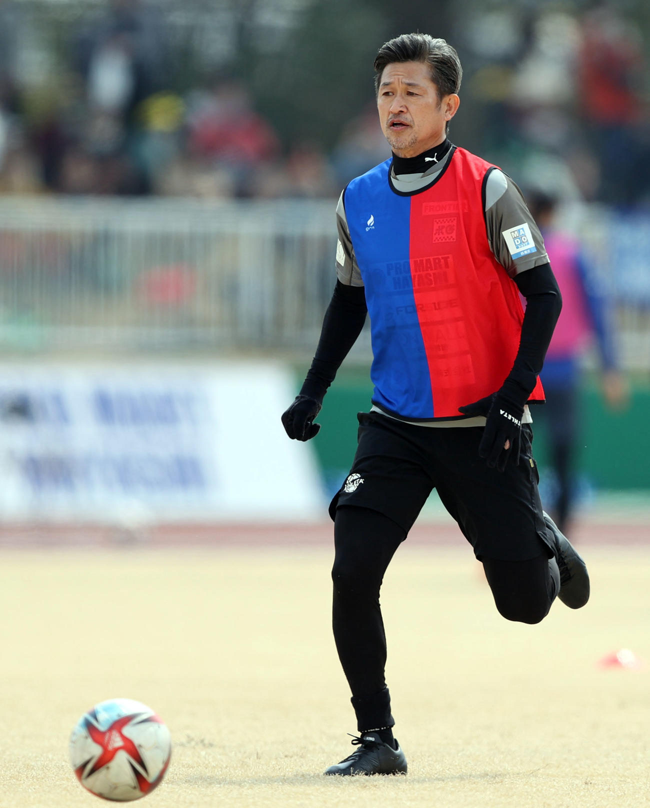 鈴鹿対青森　試合前、ウオーミングアップをする鈴鹿カズ（撮影・狩俣裕三）