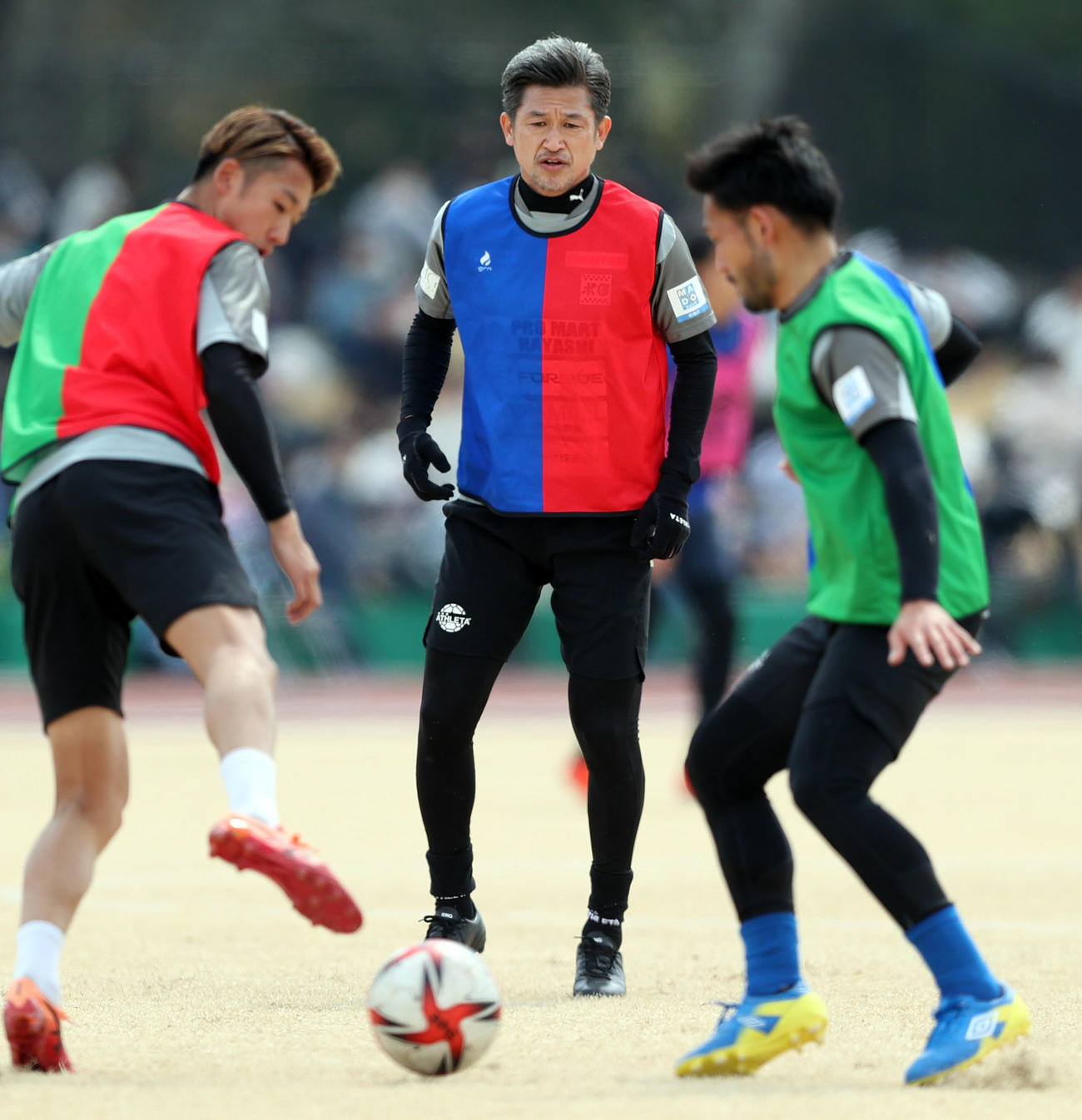 鈴鹿対青森　試合前、ウオーミングアップをする鈴鹿カズ（中央）（撮影・狩俣裕三）
