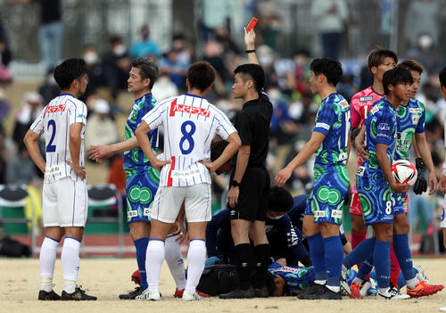 鈴鹿対青森　前半、ヒートアップした相手をなだめる鈴鹿カズ（左から2人目）（撮影・狩俣裕三）