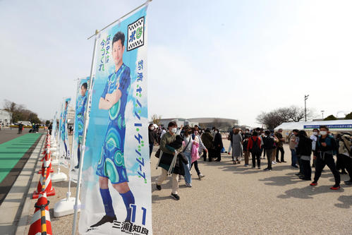 鈴鹿対青森　入場を待つ多くのサポーター（撮影・狩俣裕三）