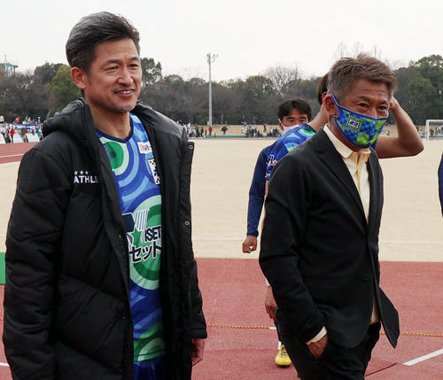 鈴鹿対青森　試合後、いっしょにサポーターへのあいさつに向かう鈴鹿カズ（左）と三浦監督（撮影・狩俣裕三）