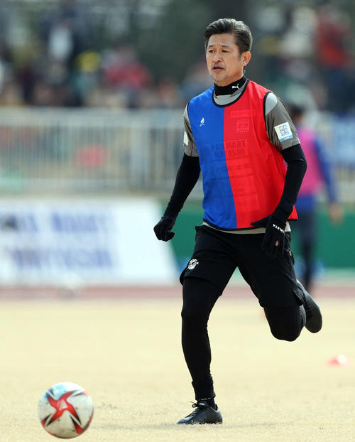 鈴鹿対青森　試合前、ウオーミングアップをする鈴鹿カズ（撮影・狩俣裕三）
