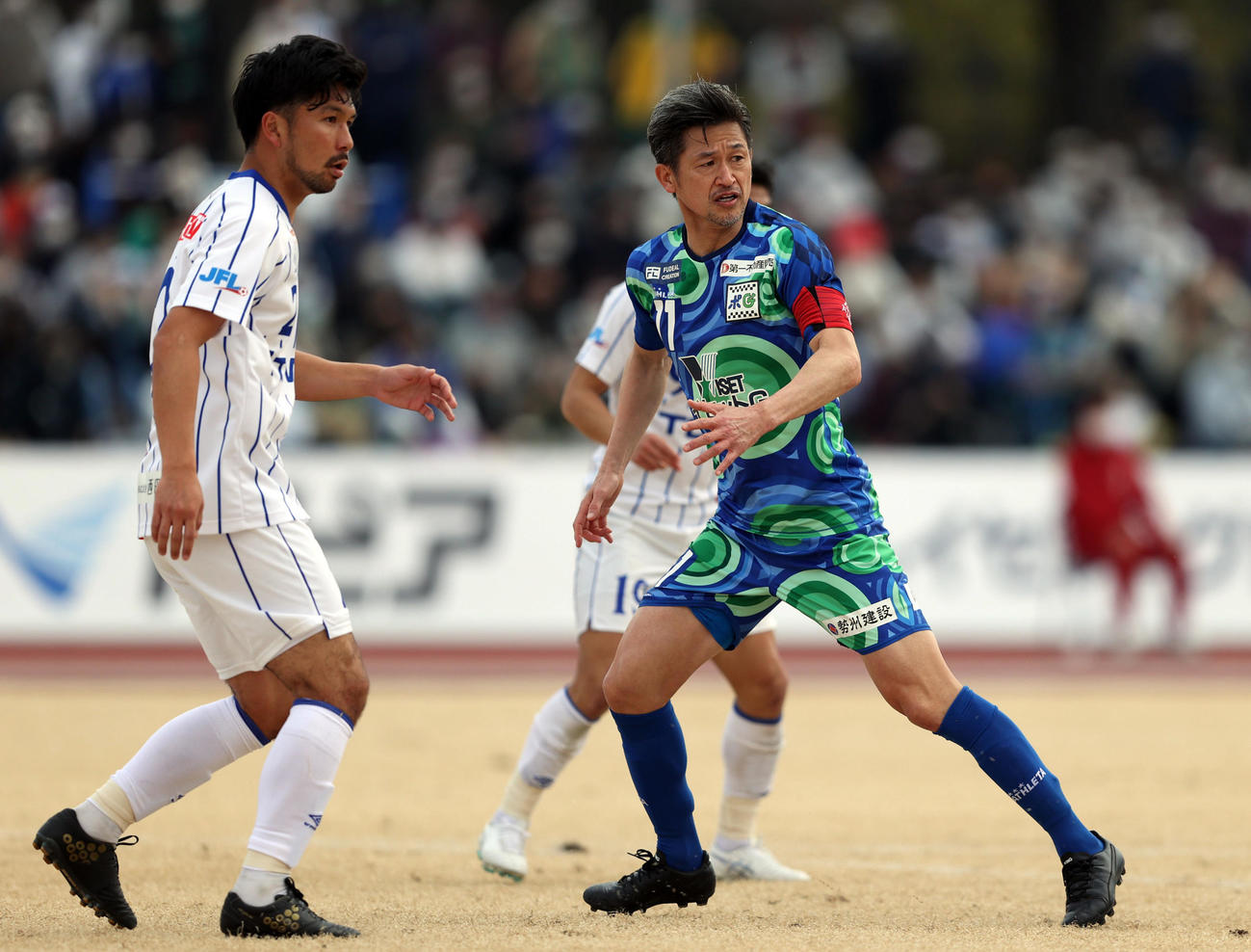鈴鹿対青森　後半途中からキャプテンマークを付け、プレーする鈴鹿カズ（右）（撮影・狩俣裕三）