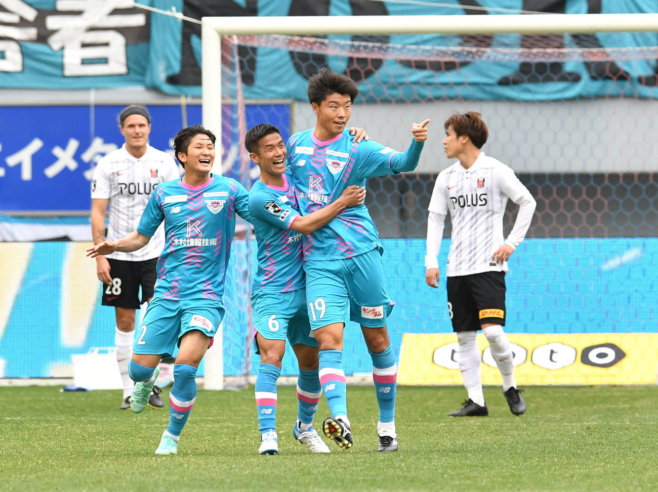 鳥栖対浦和　後半、先制ゴールを決めた鳥栖・垣田（中央）はイレブンを指さしながら喜ぶ（撮影・岩下翔太）