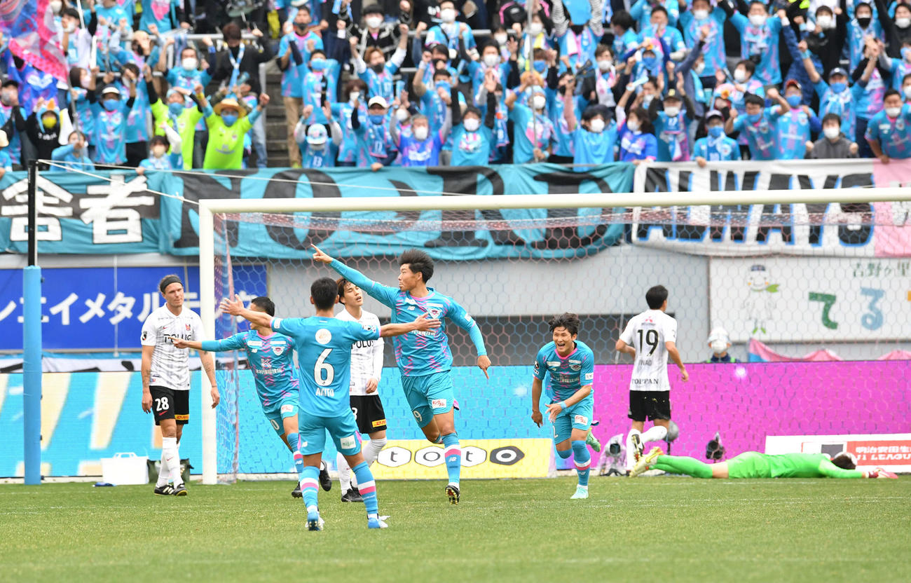 鳥栖対浦和　後半、先制ゴールを決めた鳥栖・垣田（中央）は指を突き上げながら駆けだす（撮影・岩下翔太）