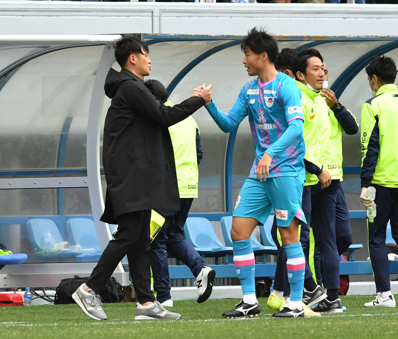 鳥栖対浦和　後半、先制ゴールを決めた鳥栖垣田（左から2人目）と握手する川井監督（撮影・岩下翔太）