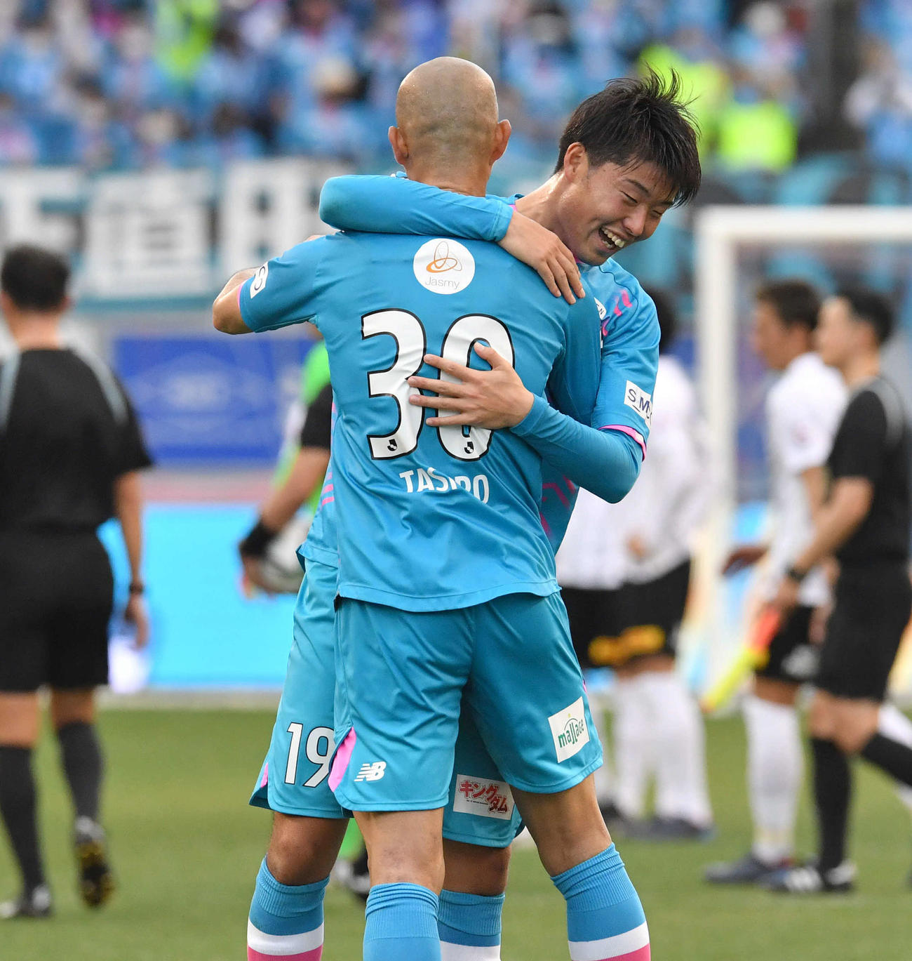 鳥栖対浦和　浦和に勝利し、決勝ゴールを決めた鳥栖・垣田（右）は田代と笑顔で抱き合う（撮影・岩下翔太）