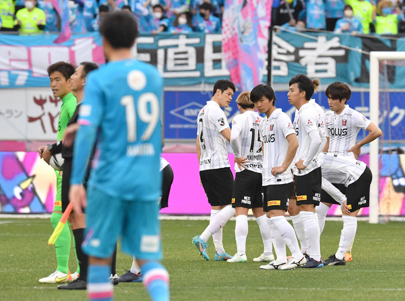 鳥栖対浦和　鳥栖・垣田（手前左）の決勝ゴールで敗れ、肩を落として整列する浦和イレブン（撮影・岩下翔太）