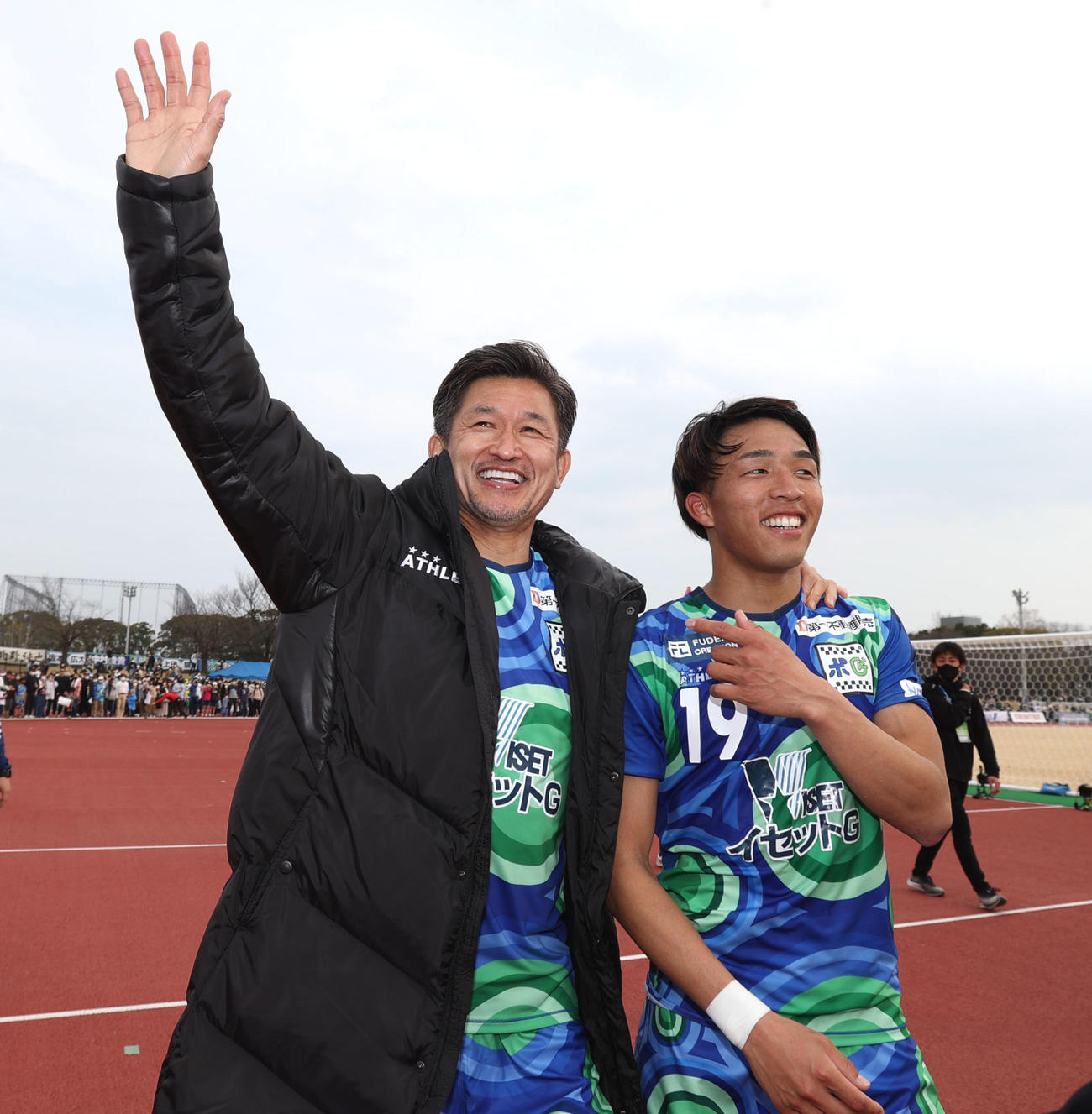 鈴鹿対青森　試合後、鈴鹿三宅（右）といっしょにサポーターにあいさつするカズ（撮影・狩俣裕三）