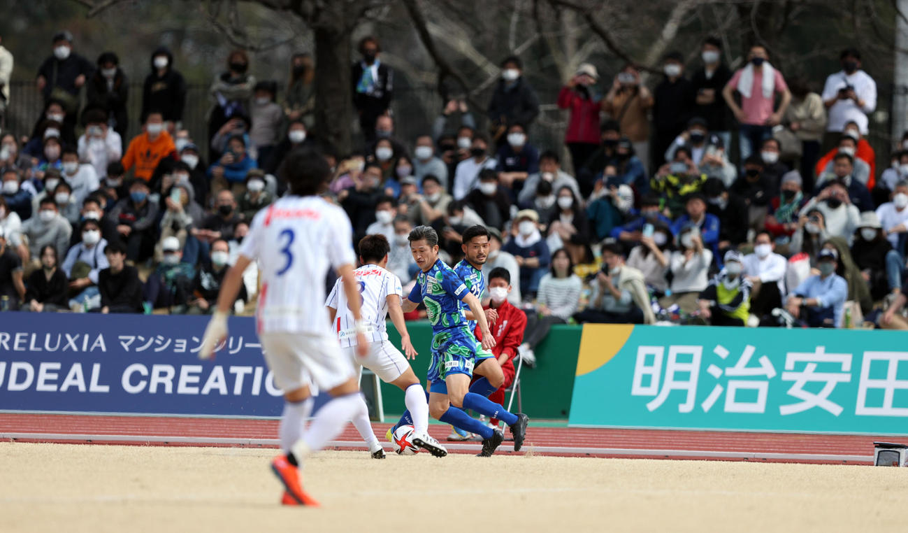 鈴鹿対青森　前半、またぎフェイントで相手をかわす鈴鹿カズ（撮影・狩俣裕三）