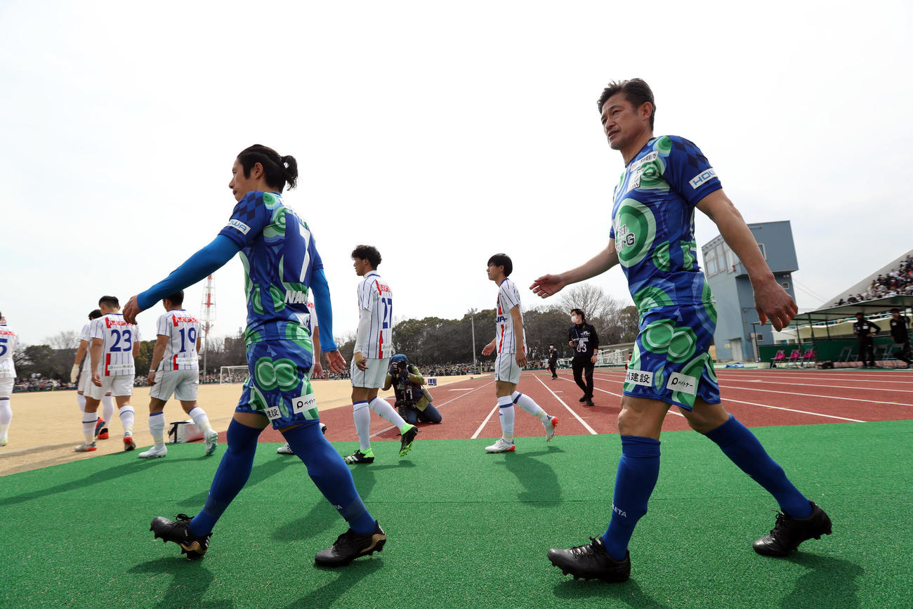 鈴鹿対青森　試合前、ピッチに入る鈴鹿カズ（右）（撮影・狩俣裕三）