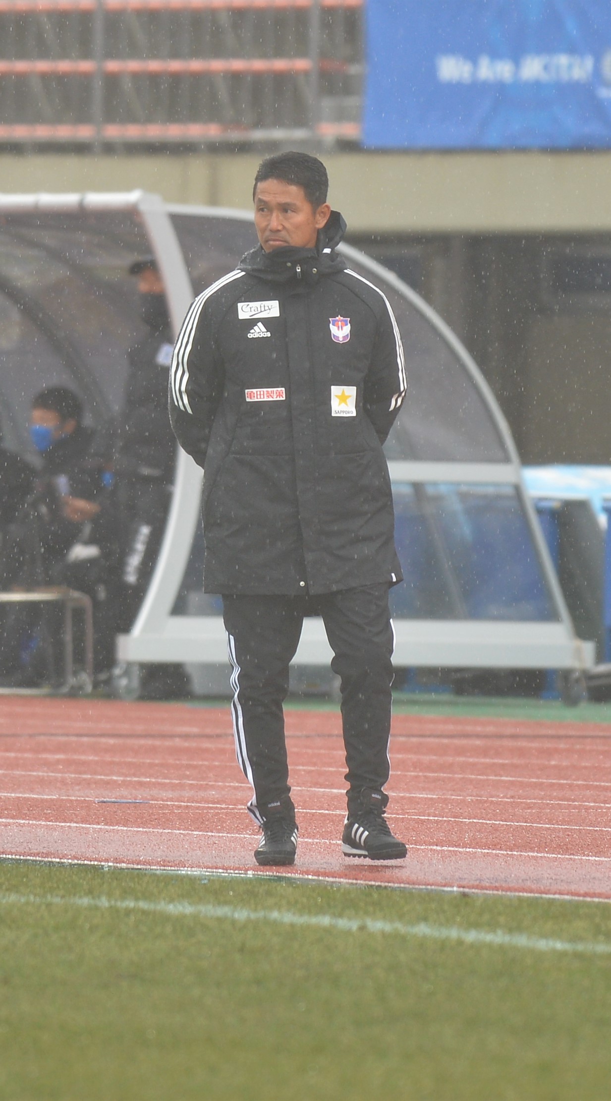 試合を見守る新潟の松橋監督（撮影・佐藤究）