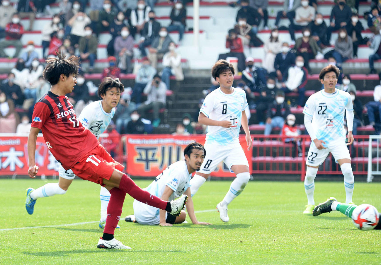 後半に先制点を決めるホンダFC草刈（左端）