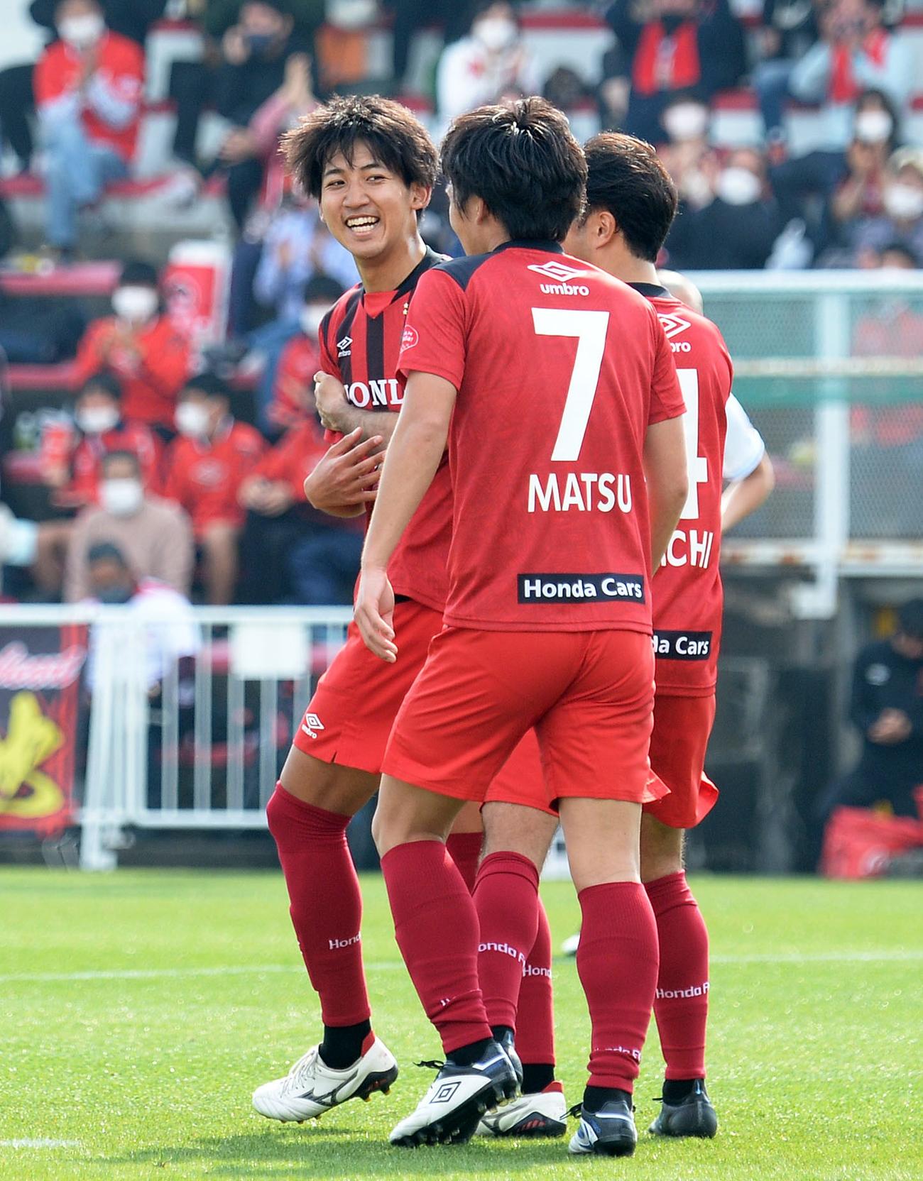 先制点を決めて笑顔を見せるホンダFC草刈（左端）