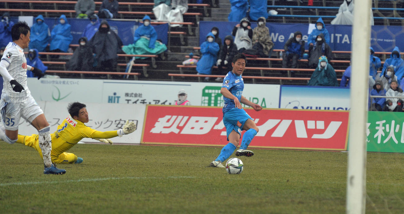 後半26分、先制ゴールを決める秋田FW吉田伊（右）