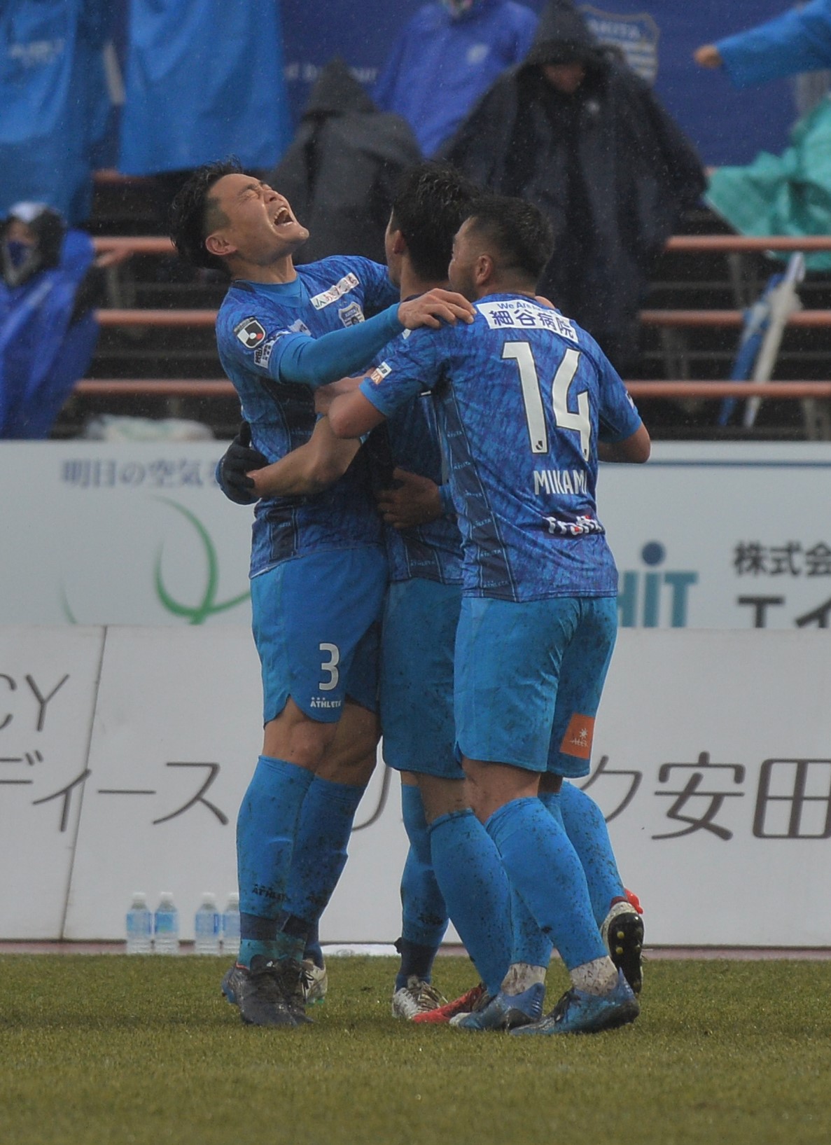 後半26分、先制ゴールに歓喜する秋田イレブン