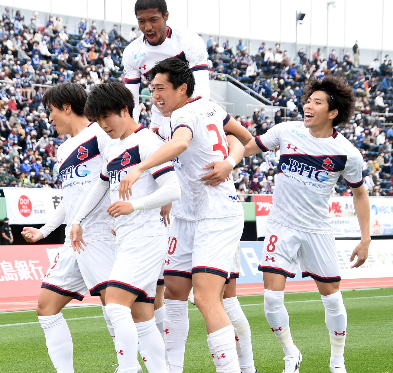 前半、DF嵯峨（左から2人目）の先制ゴールに歓喜するいわきの選手たち（撮影・山田愛斗）