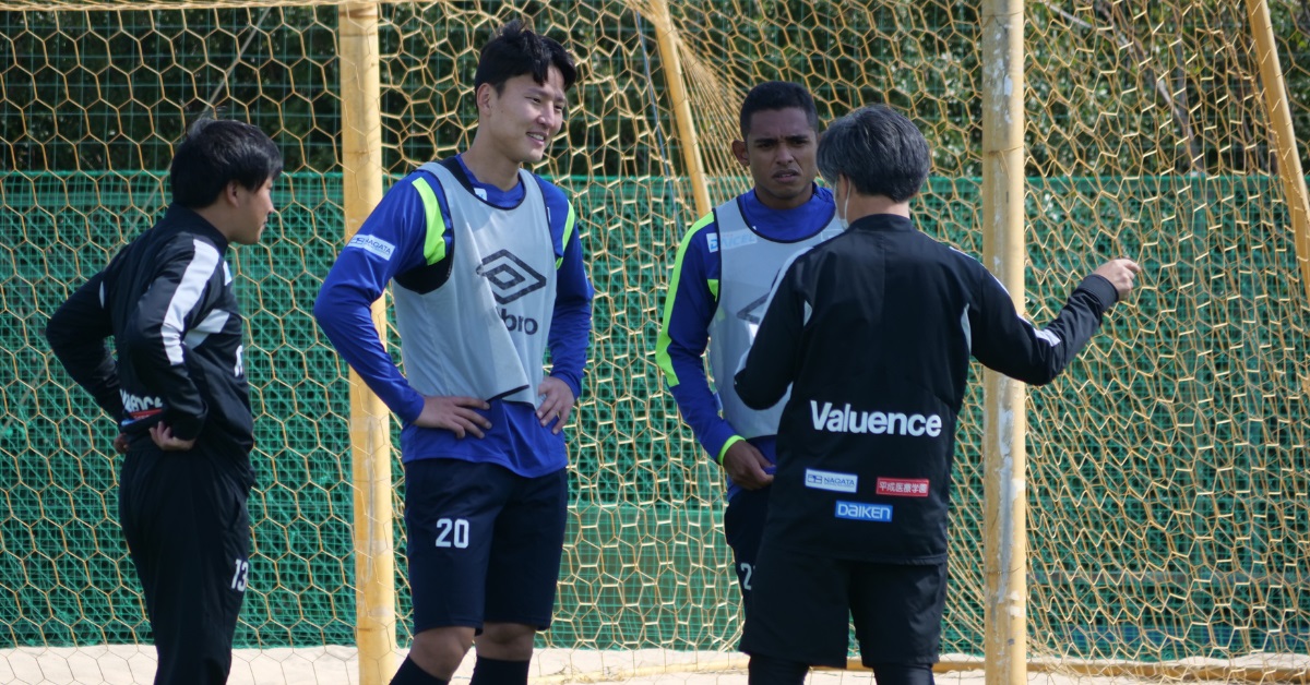 チームに合流したG大阪DFクォン・ギョンウォン（中央左）とMFダワン（同右）（C）GAMBA OSAKA