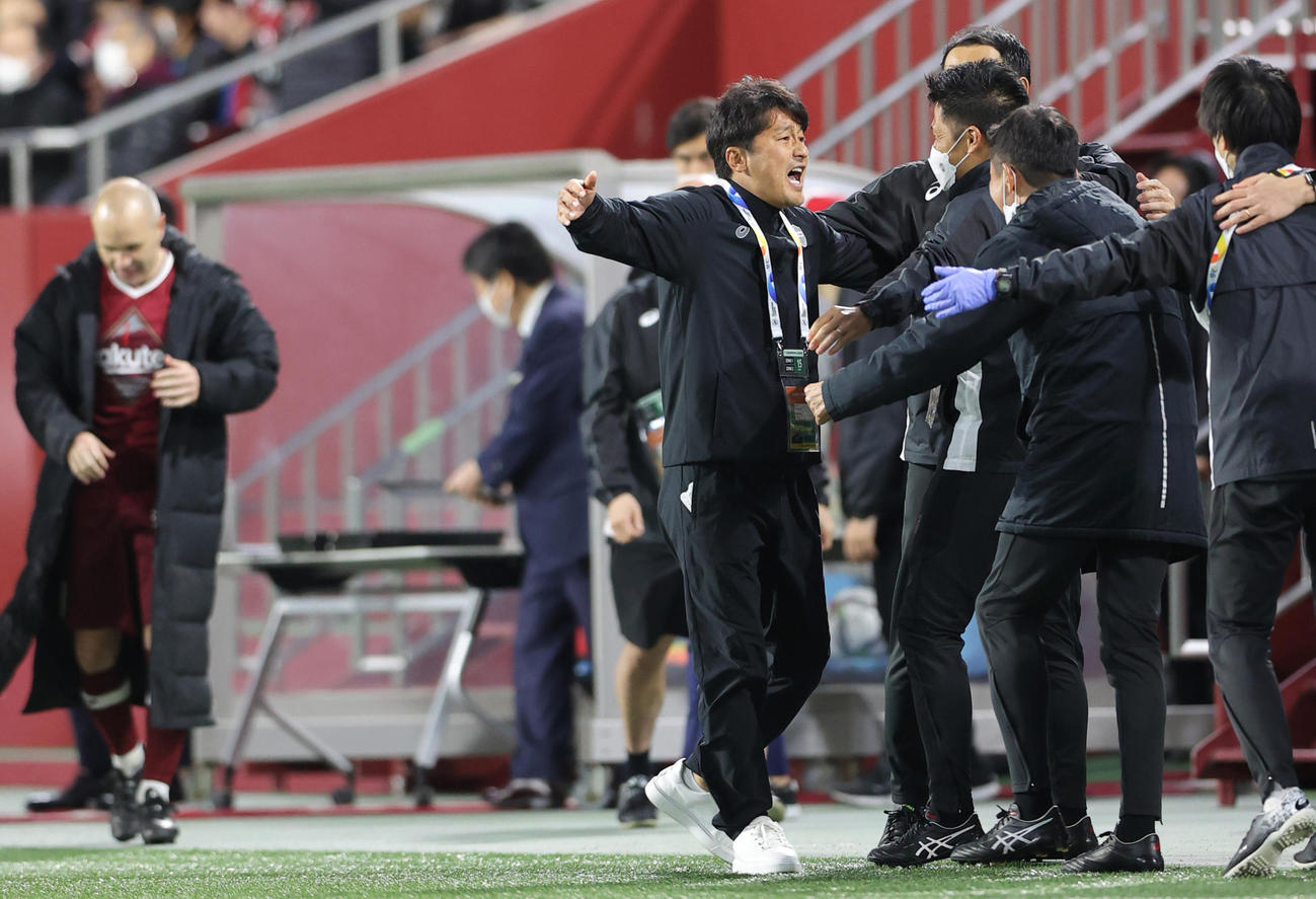 アジア・チャンピオンズリーグ（ACL）プレーオフ　神戸対メルボルンV　神戸・三浦監督（左から2人目）は延長でメルボルンVを破り喜ぶ。左は神戸イニエスタ（撮影・上山淳一）