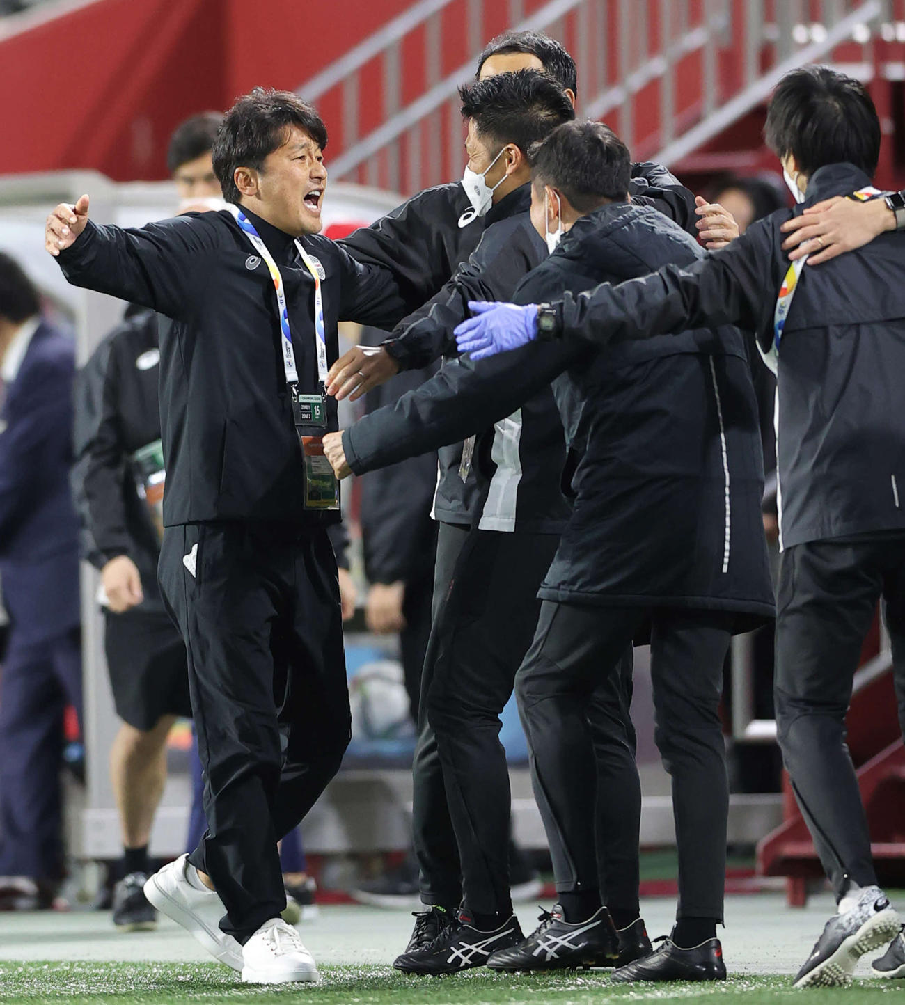 ACL本戦出場を決めチームスタッフと喜び合う神戸三浦監督（撮影・上山淳一）