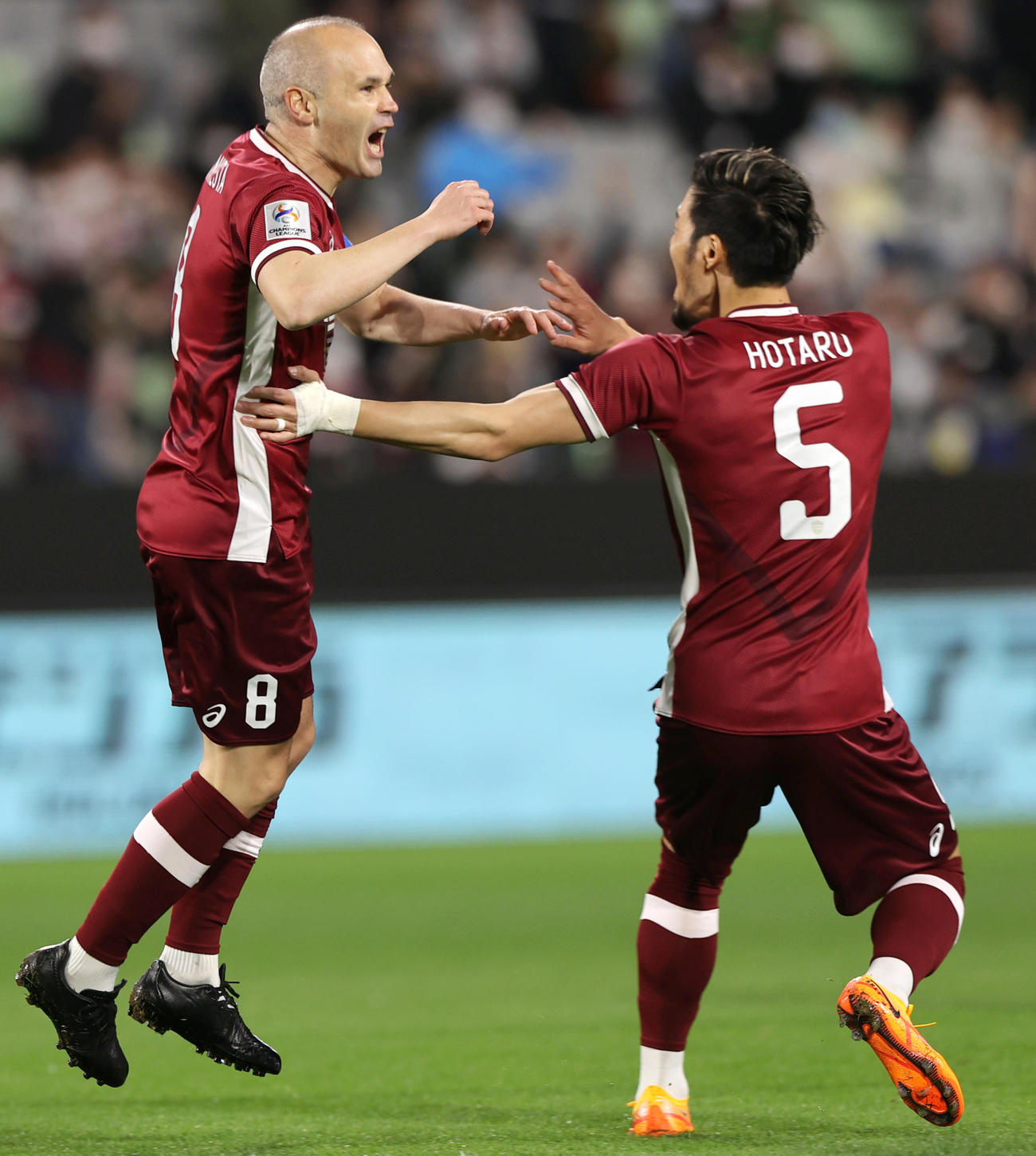神戸対メルボルンV　前半、神戸アンドレス・イニエスタ（左）は先制ゴールを決め喜ぶ（撮影・上山淳一）
