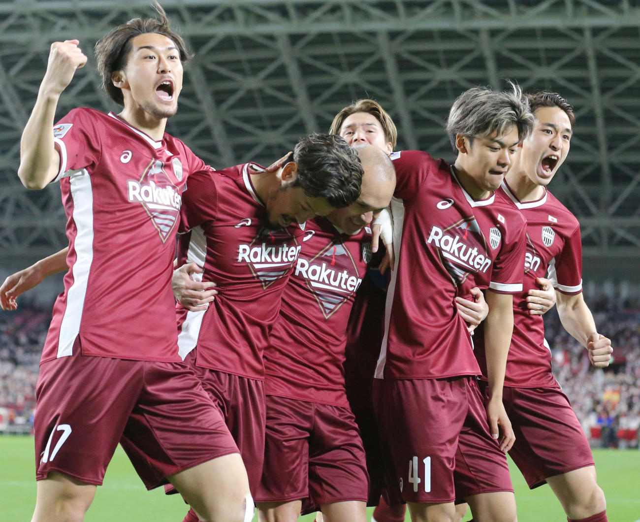 神戸対メルボルンV　前半、神戸イニエスタ（左から3人目）が先制ゴールを決め喜ぶ神戸の選手ら（撮影・上山淳一）