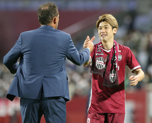 神戸対メルボルンV　試合を終え、神戸大迫（右）はメルボルンVポポビッチ監督と握手を交わす（撮影・上山淳一）
