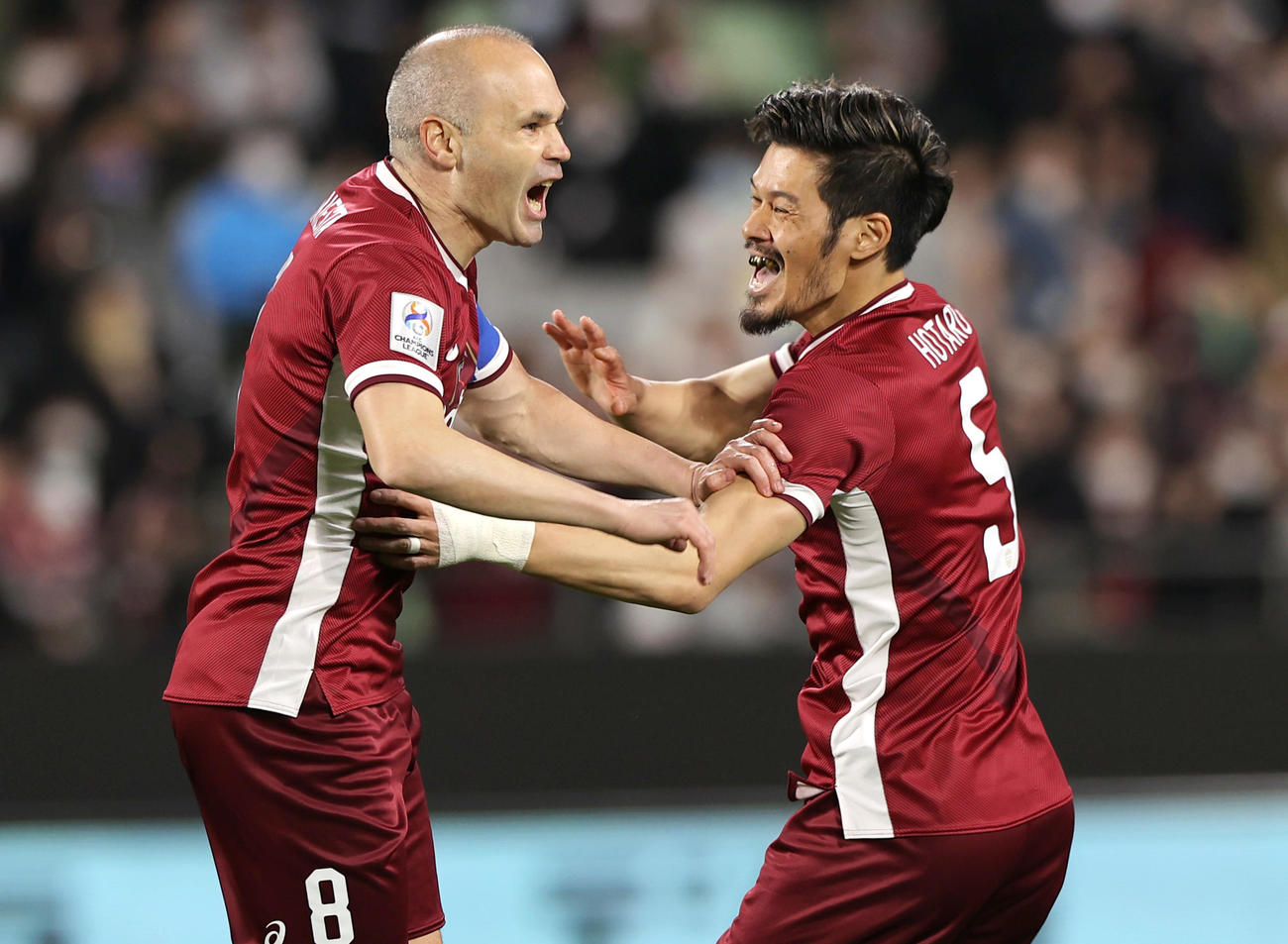 神戸対メルボルンV　前半、神戸アンドレス・イニエスタ（左）は先制ゴールを決め神戸山口と喜ぶ（撮影・上山淳一）