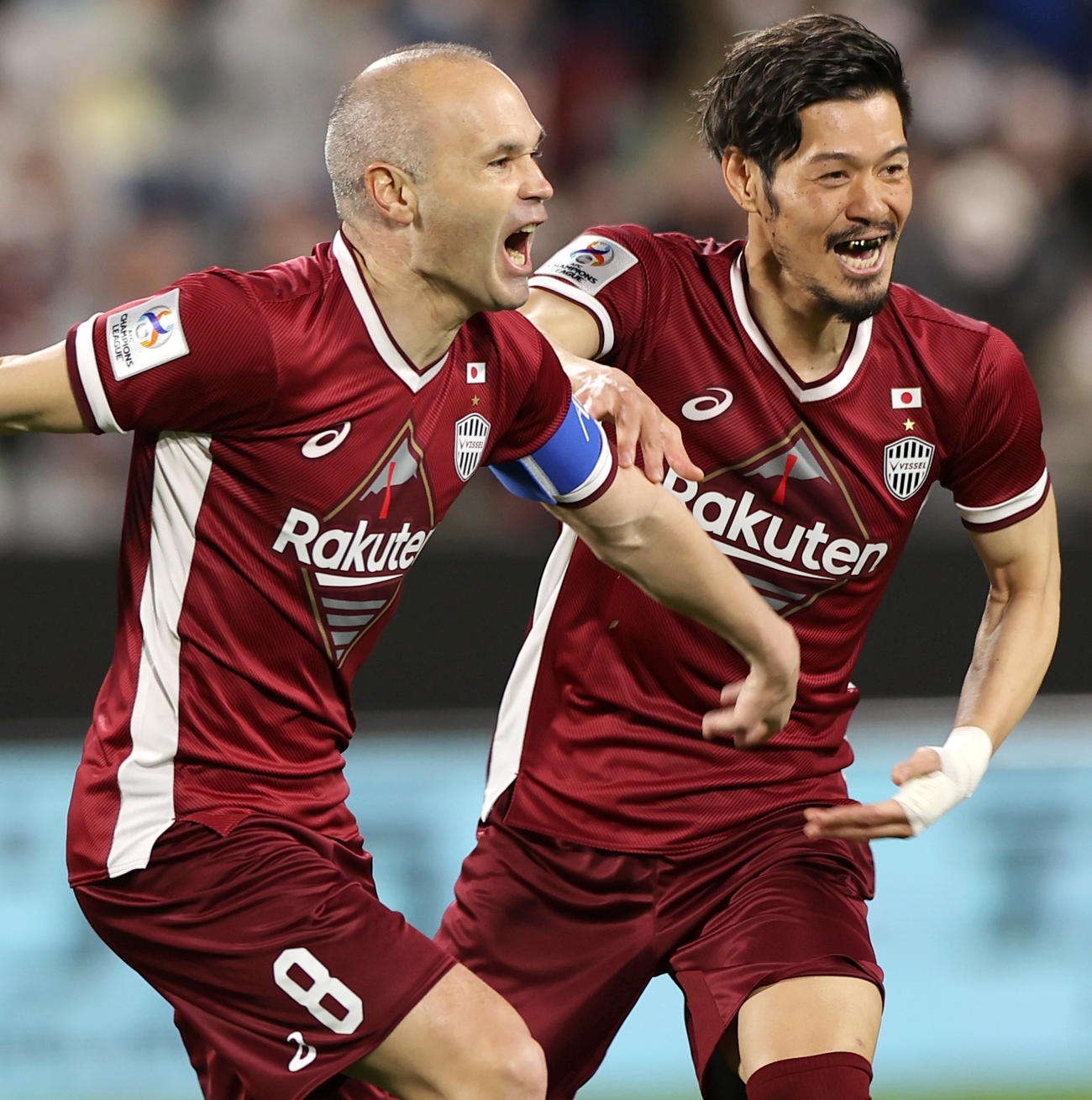 神戸対メルボルンV　前半、神戸アンドレス・イニエスタ（左）は先制ゴールを決め喜ぶ（撮影・上山淳一）