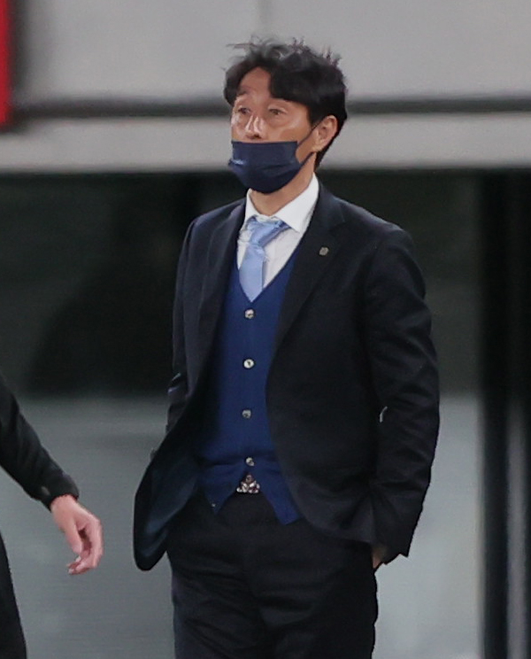 東京対磐田　前半、試合を見つめる磐田伊藤監督（撮影・野上伸悟）
