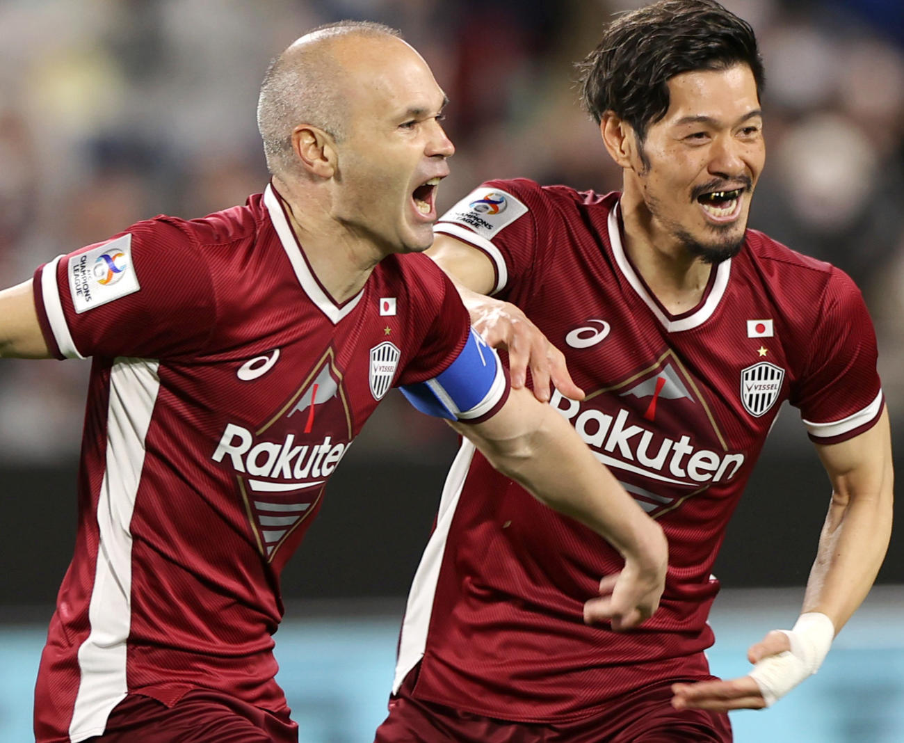 神戸対メルボルンV　前半、神戸アンドレス・イニエスタ（左）は先制ゴールを決め喜ぶ（撮影・上山淳一）