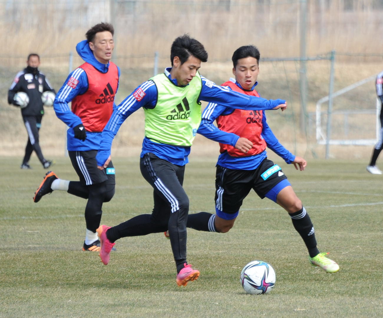 スピードを生かしてゴールに迫る松田（中央）（2022年3月15日撮影）