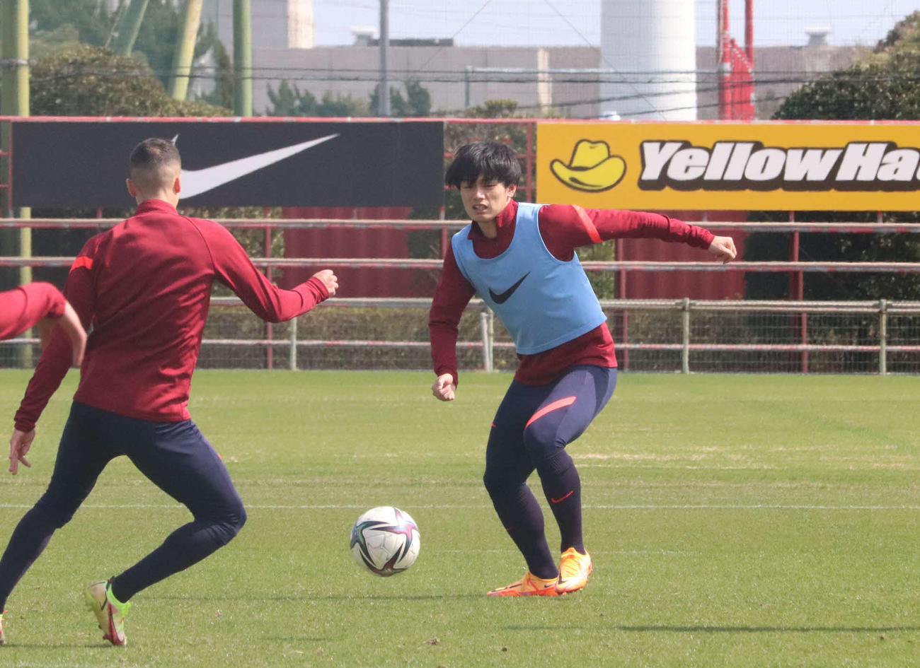湘南戦に向けトレーニングに励む鹿島FW上田（右）