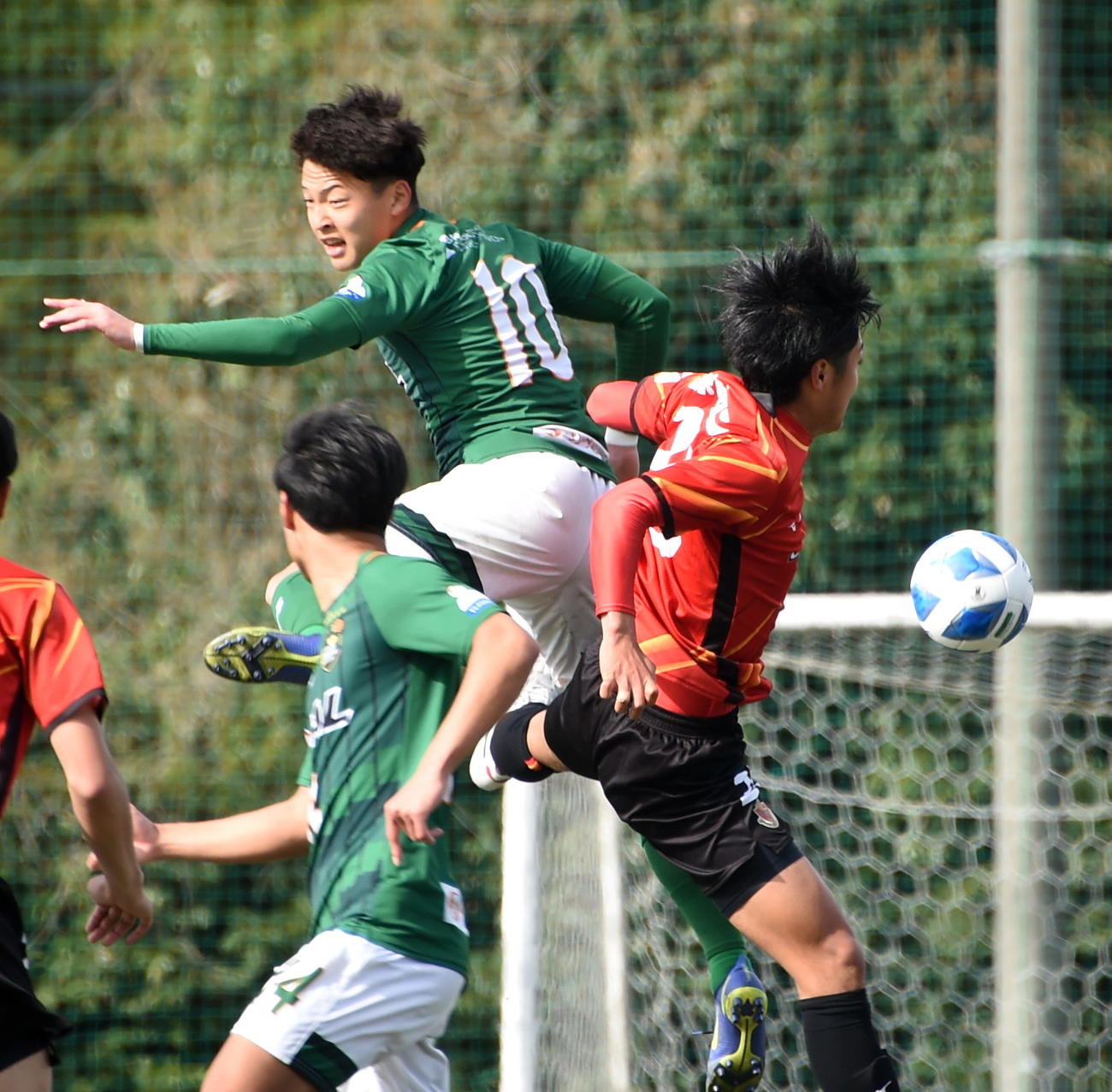 空中戦で競り合う青森山田FW小湊（左奥）（撮影・山田愛斗）