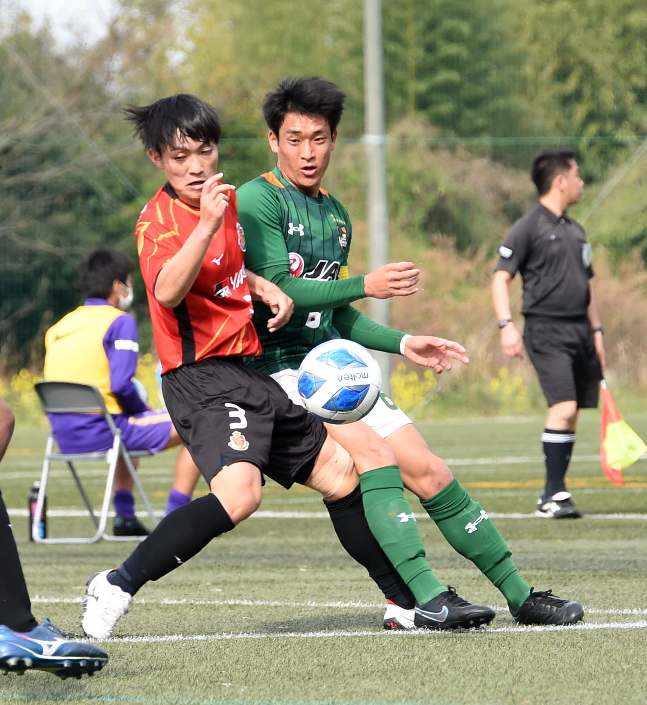 名古屋U－18戦で激しく競り合う中山（右）