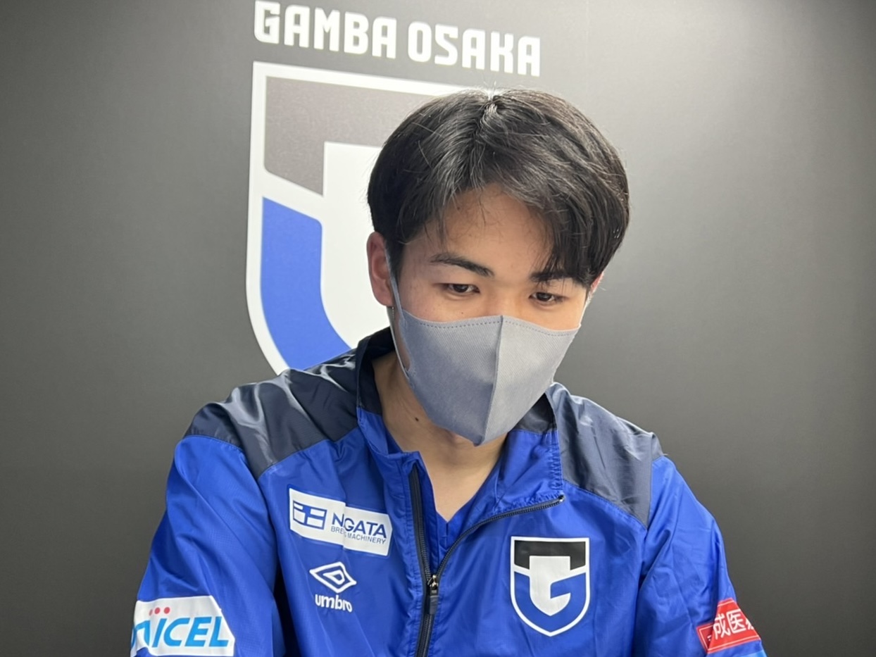 取材に応じるG大阪高尾（C）GAMBA OSAKA