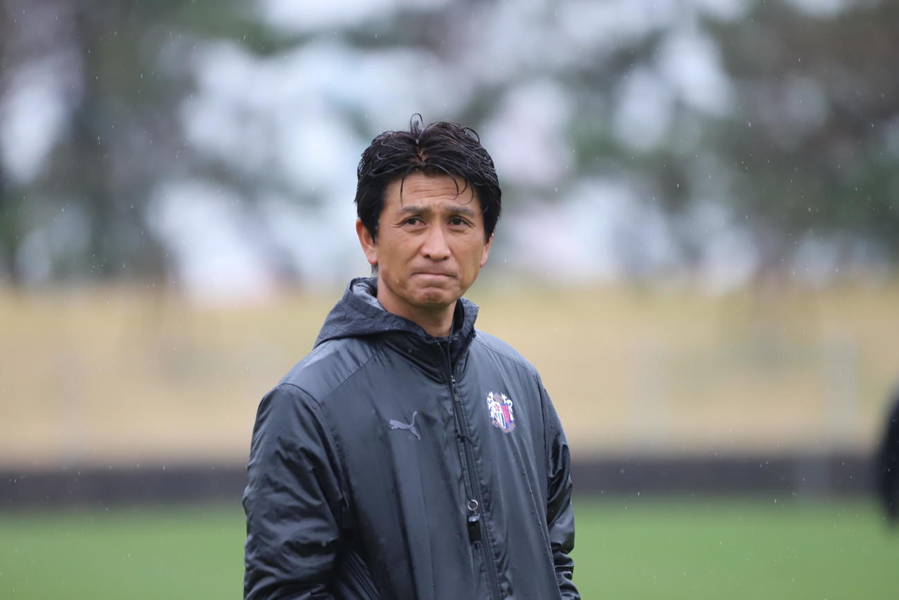 雨の中で指揮したC大阪小菊監督（C）CEREZO　OSAKA