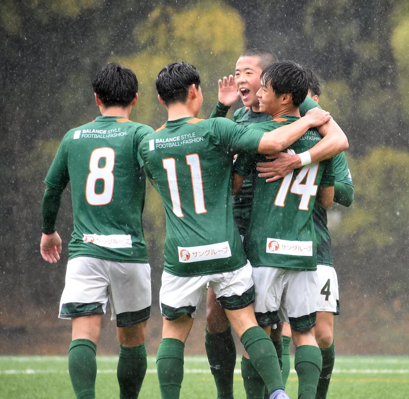 青森山田対大津　前半、先制ゴールを決めて仲間から祝福される青森山田MF小野（手前右）（撮影・山田愛斗）