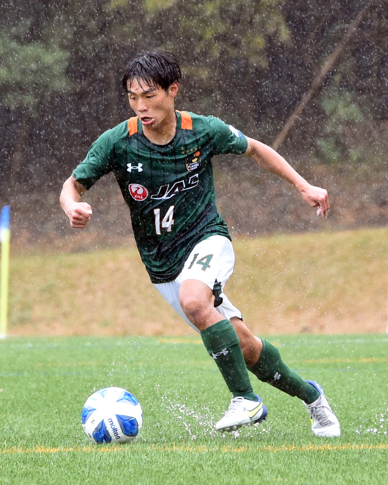 青森山田対大津　前半、ドリブルする青森山田MF小野（撮影・山田愛斗）