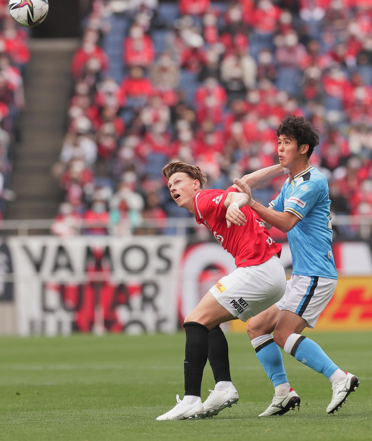 浦和対磐田　前半、競り合う浦和ユンカー（左）と磐田森岡（撮影・野上伸悟）