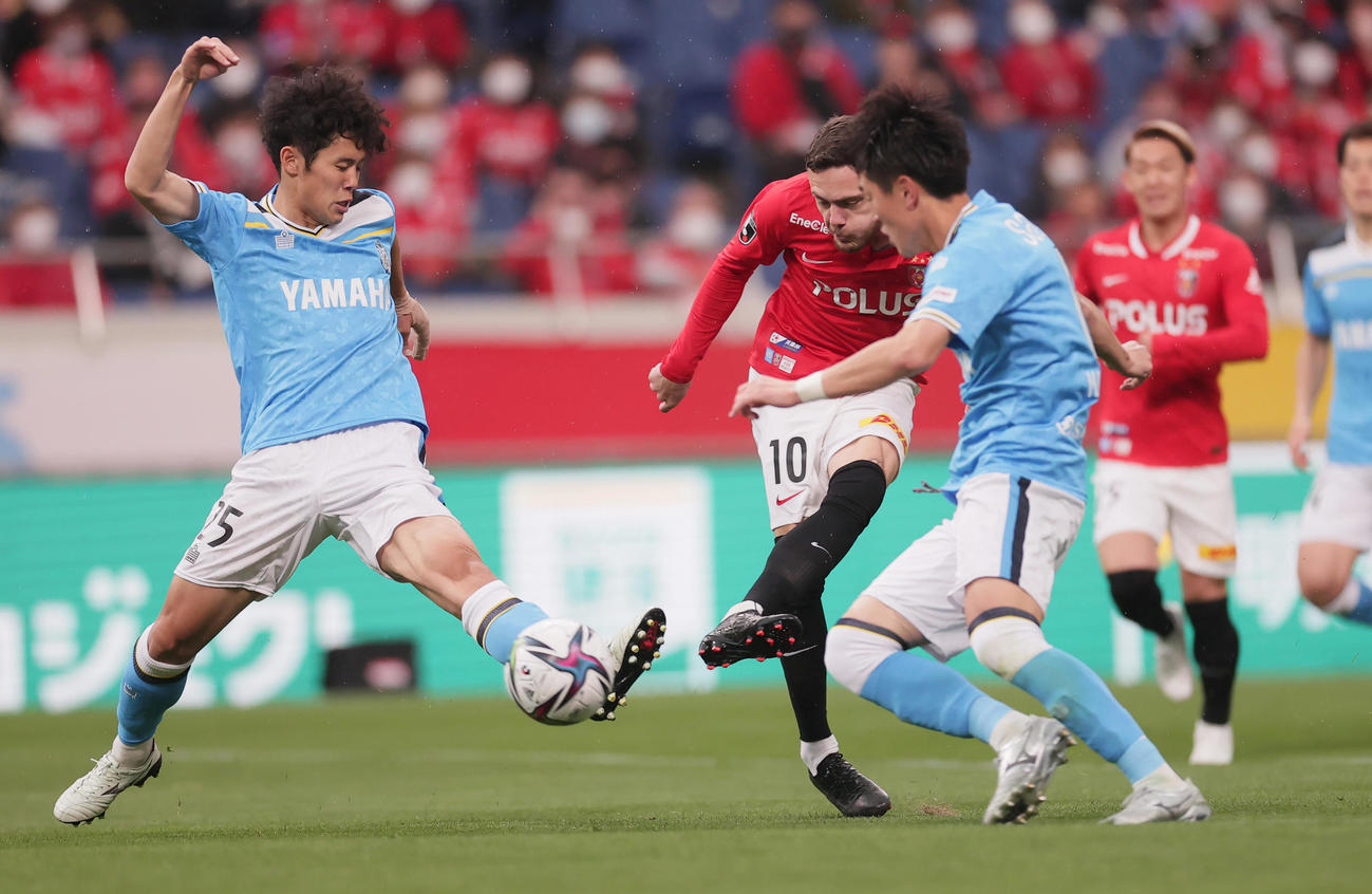 浦和対磐田　後半、ゴールを決める浦和モーベルグ。左は磐田森岡、右は伊藤（撮影・野上伸悟）